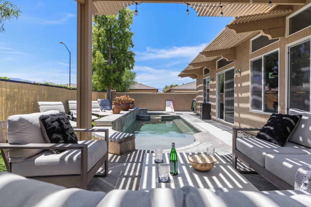 Designer Desert Oasis w/ Pool, Hot Tub, Outdoor Lounge The Riley by Avantstay