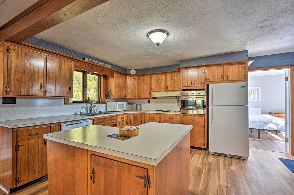 Cozy Home w/ Private Patio & Views, Hiking On-site