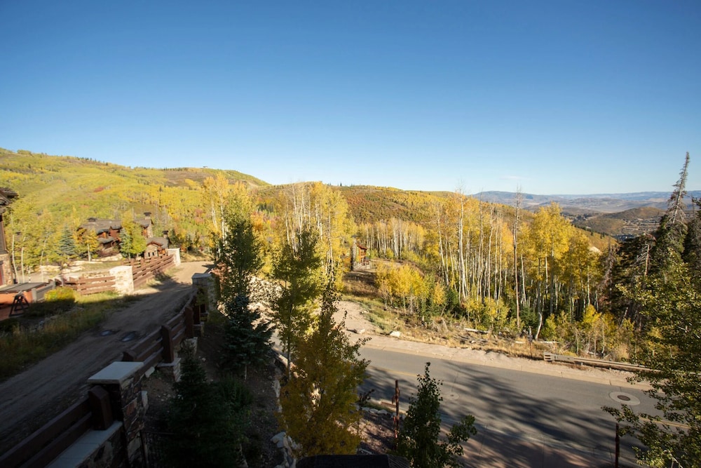 Grand Lodge - Four Bedroom #302 - Ski-in/ski-out 4 Condo