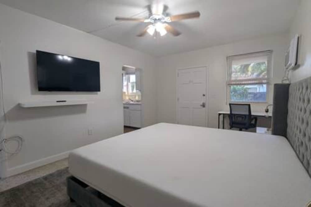 437 NE 107th Pool Hot Tub Patio 5 Bedrooms 3 Baths Parking