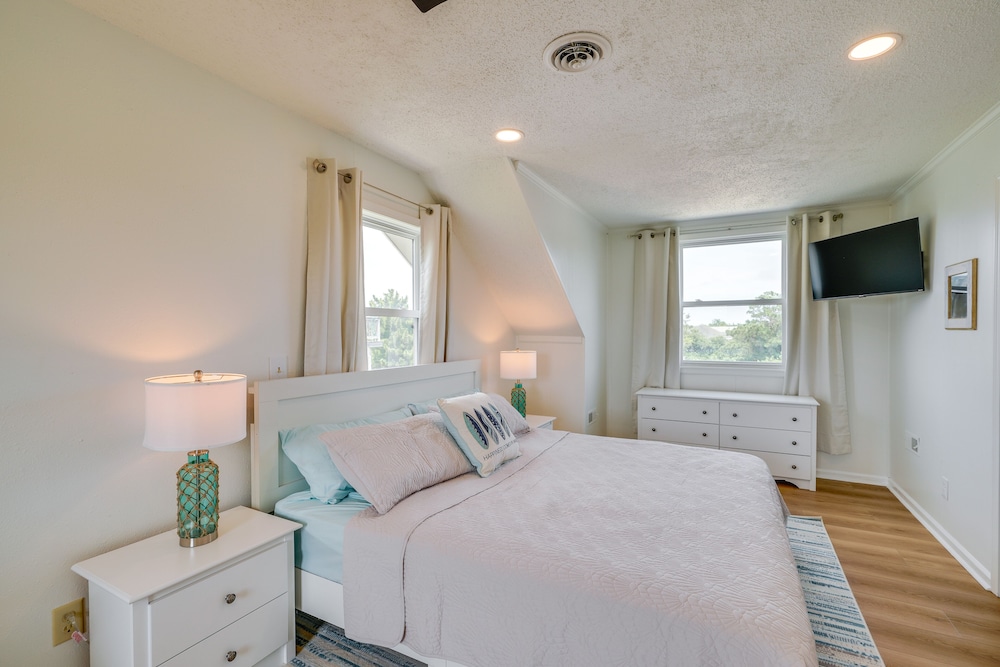 Sunny Corolla Home: Walk to Beach! view 5