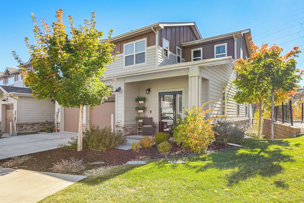 Walk to Light Rail! Townhome 9 Mi to Dtwn Denver