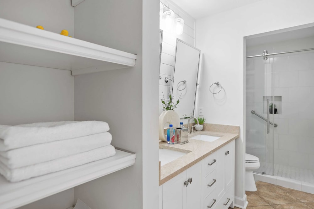 Newly Renovated! 2-min Walk to the Beach The Coastal Cottage by Avantstay