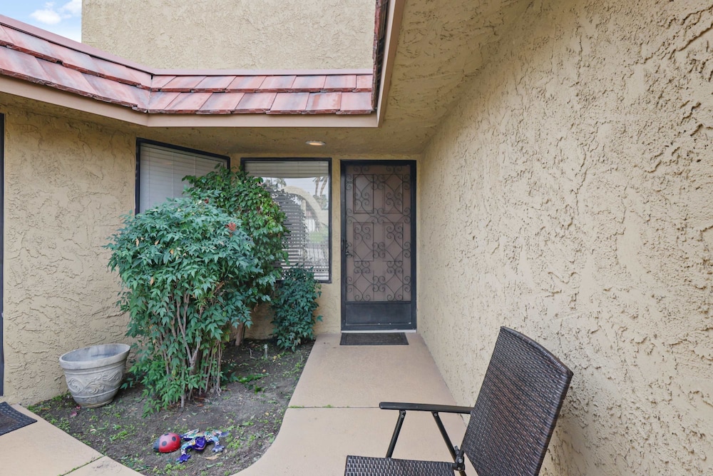 2BR 2BA Charming Cathedral City Condo With Territorial Views