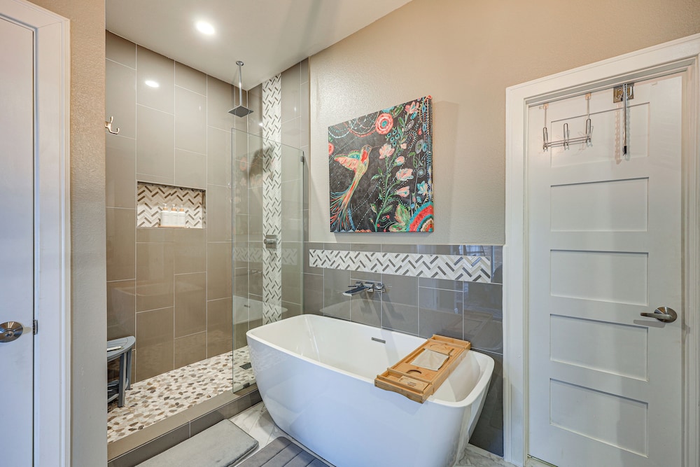 Artsy Bungalow w/ Yard in Dtwn San Antonio