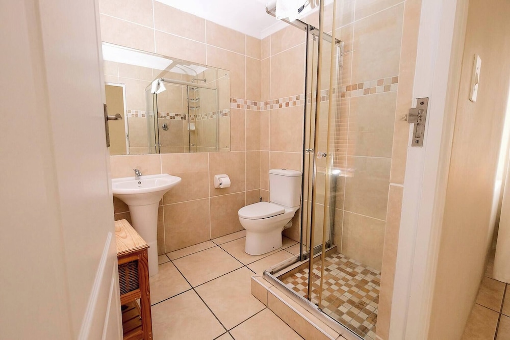 The Pelican - Stunning 3-bedroom Holiday Home in Langebaan