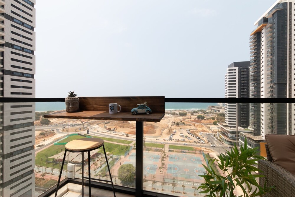 3 BR SeaFront APT Prestigious Tower