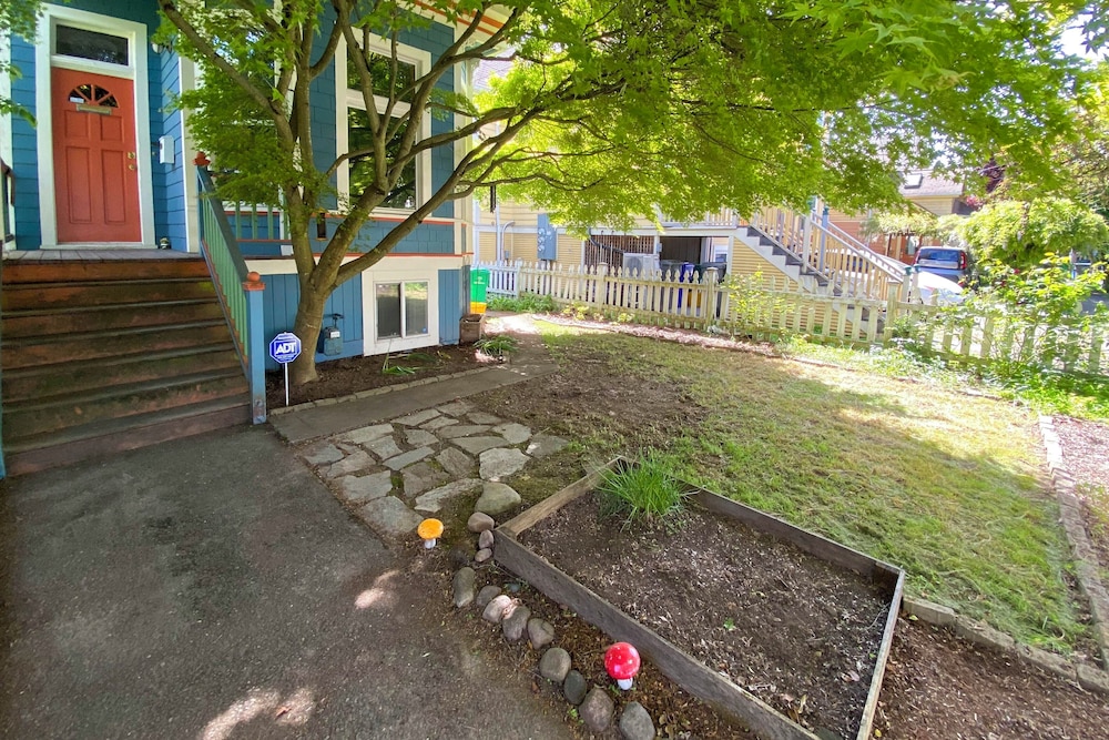 < 1 Mi to Moda Center: Walkable Portland Retreat!