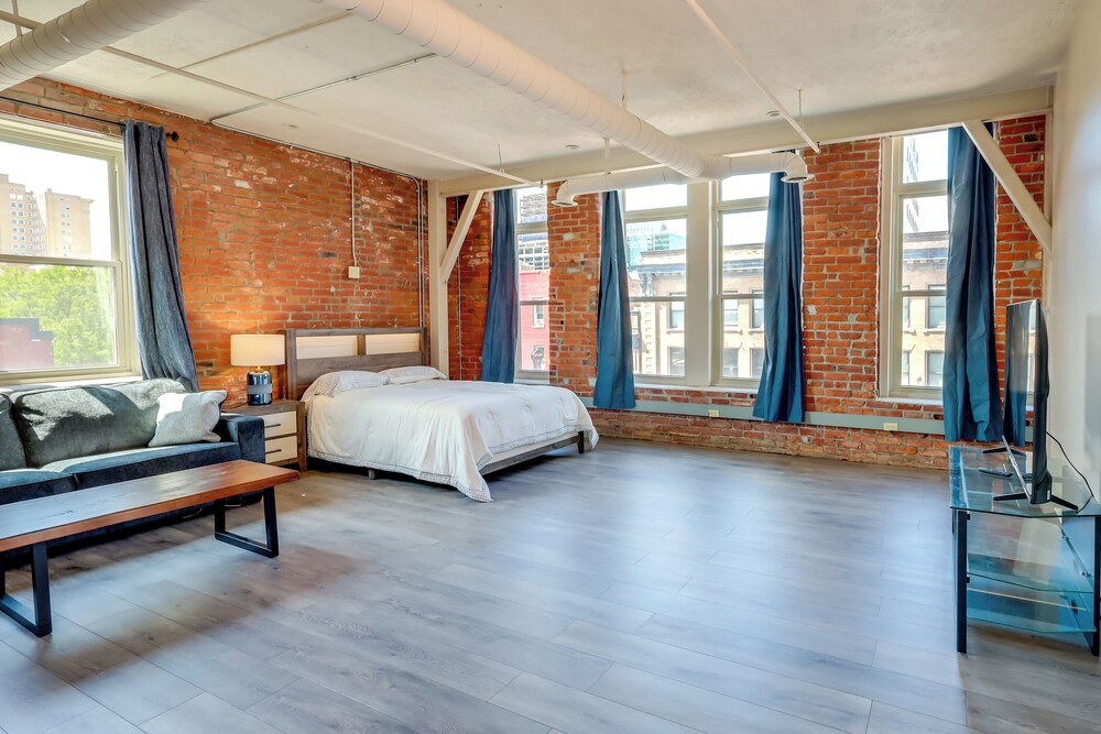 Steps to Shops & Eats: Dtwn Omaha Gem!