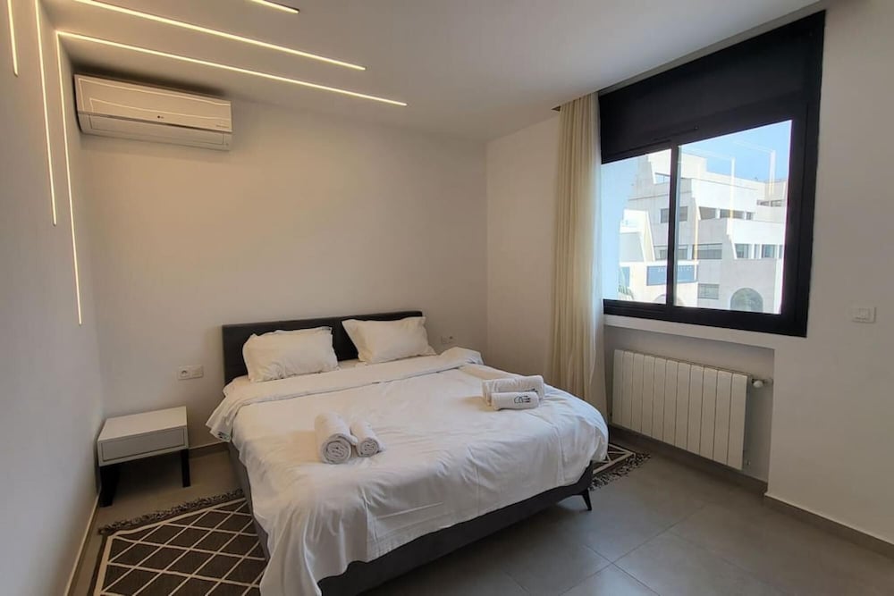 Sunset 303 Brand new apt With gym in Lac 1