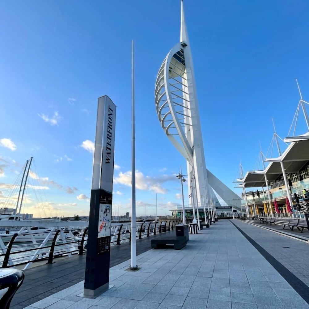 Gunwharf Quays Cozy Central Apartment