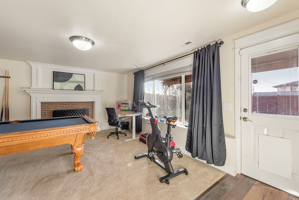 Renton Lakeside Oasis, Lakeview, 4B 2.5B, Spacious