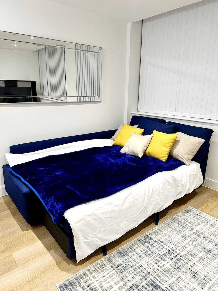 1 Bed Apartment near Old Trafford with Free car park view 5