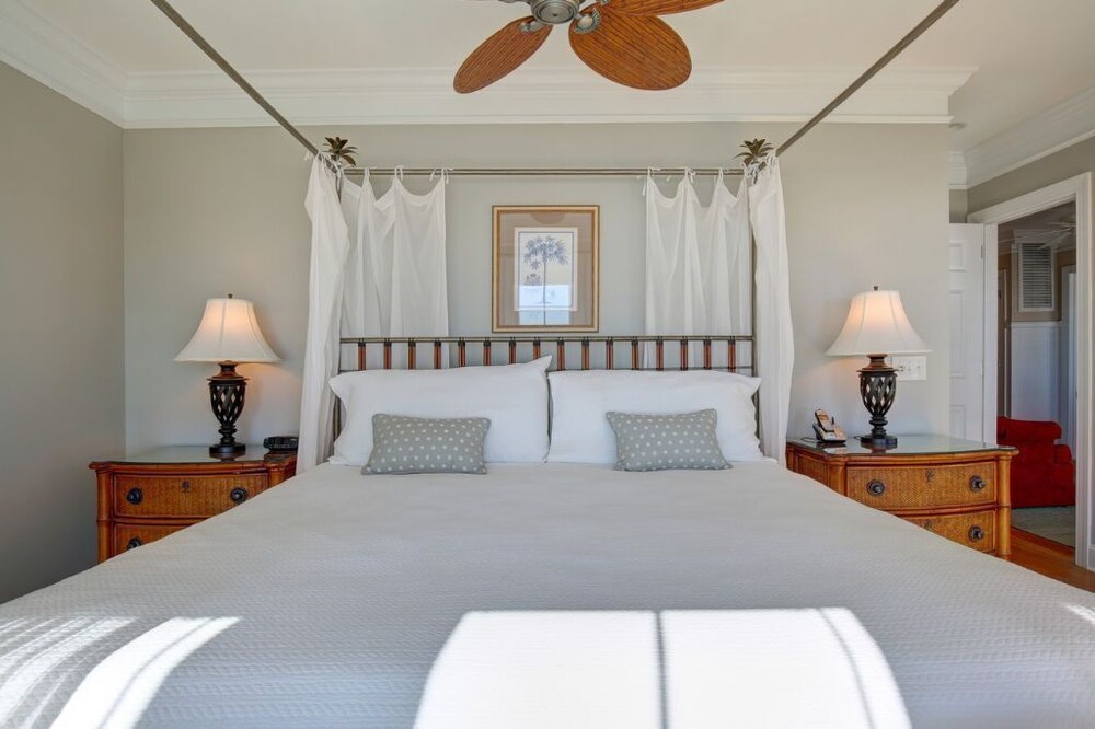 The Seventh Day 6 Bedroom Home by RedAwning