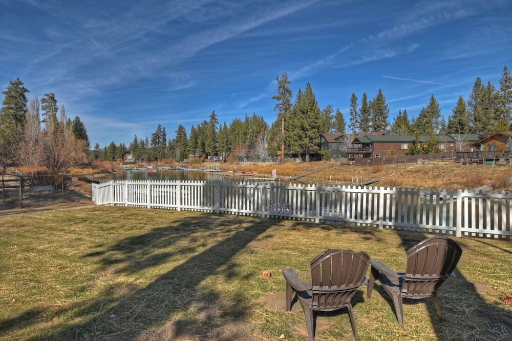 Lakefront Estate with Views and Hot tub