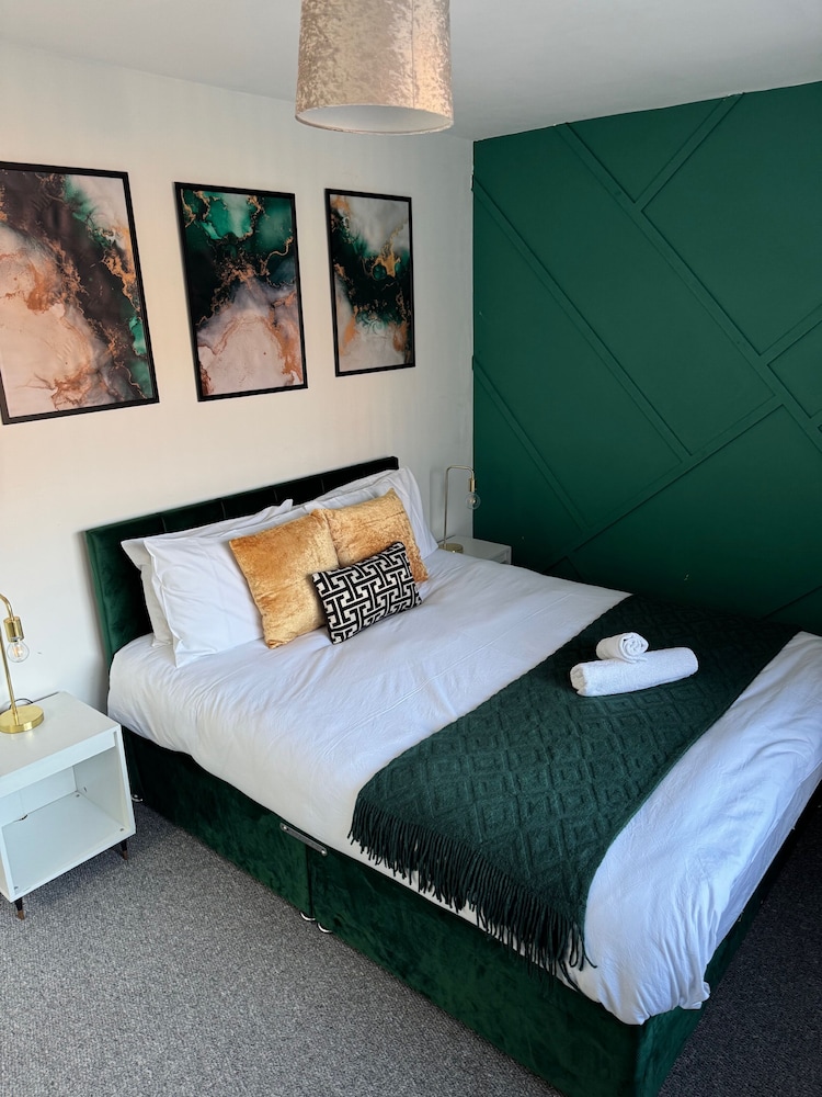 Airport House - Long Stays, Near Hospital!