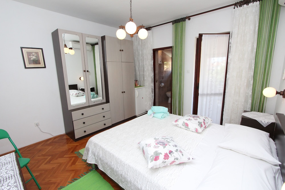 Rooms and Apartment Pina view 5
