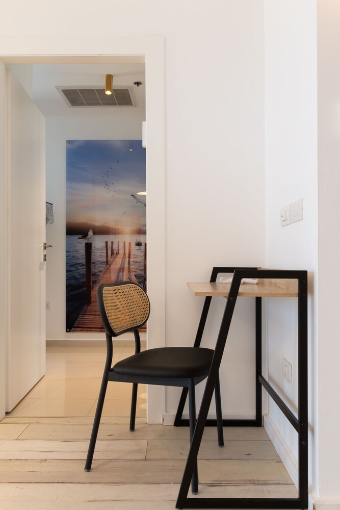 3 BR SeaFront APT Prestigious Tower