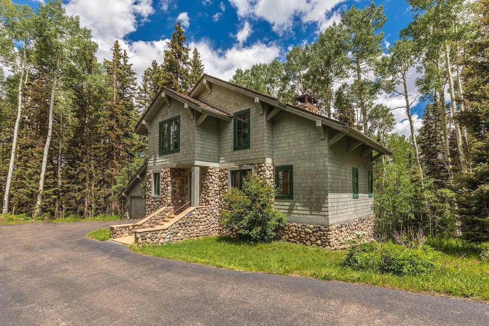 Polecat Chalet 4 Bedroom Home by RedAwning