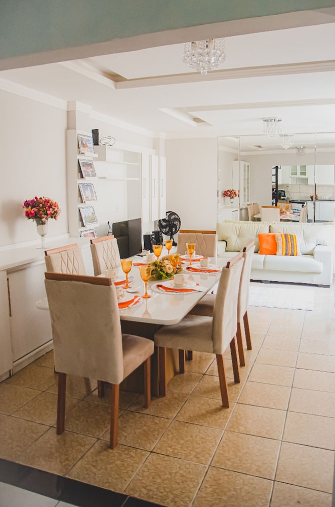 Casa Completa com 3 su tes Wi-fi e Smart Lock