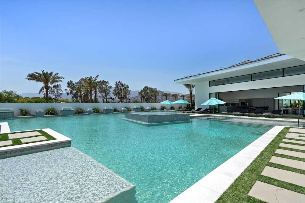 Sleeps 23 Luxury Villa w/ Pool, Hot Tub & Pickleball Court Bravo Villa 10