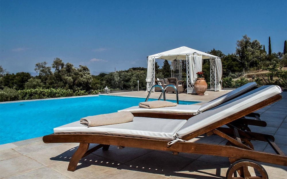 Villa Noulia With 4 Bedrooms and 2 Bathrooms view 4