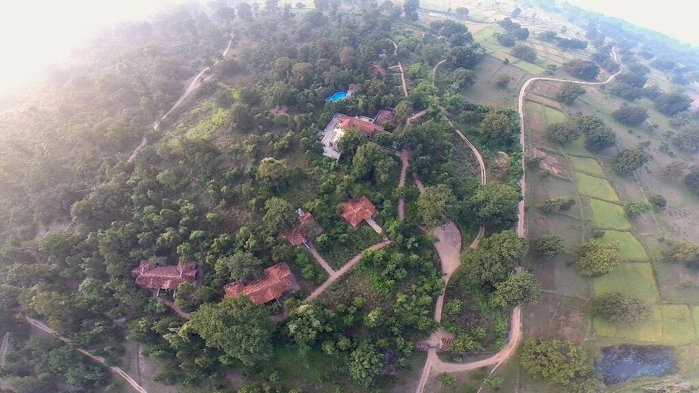 Pugdundee Safaris - Kanha Earth Lodge