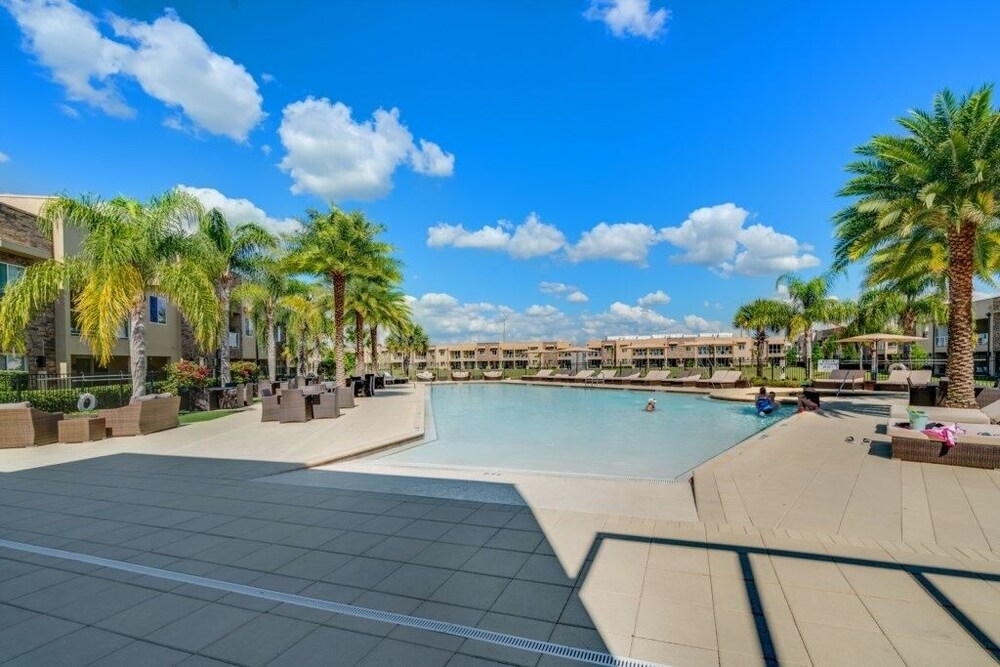 Luxury 4 Bedroom Magic Village Resort Townhome 4 Townhouse by Redawning - Image 2