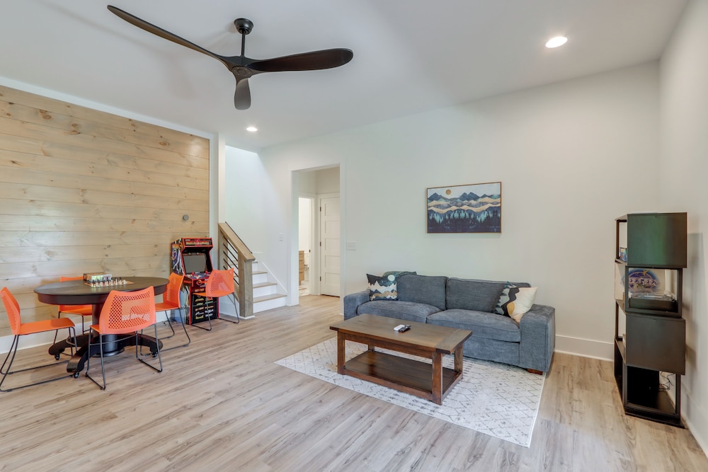 10 Mi to Dtwn: Home w/ Spacious Patio in Ellijay!
