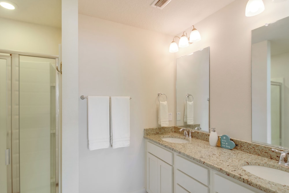 Pensacola Retreat w/ Pool Access, 20 Mi to Beach