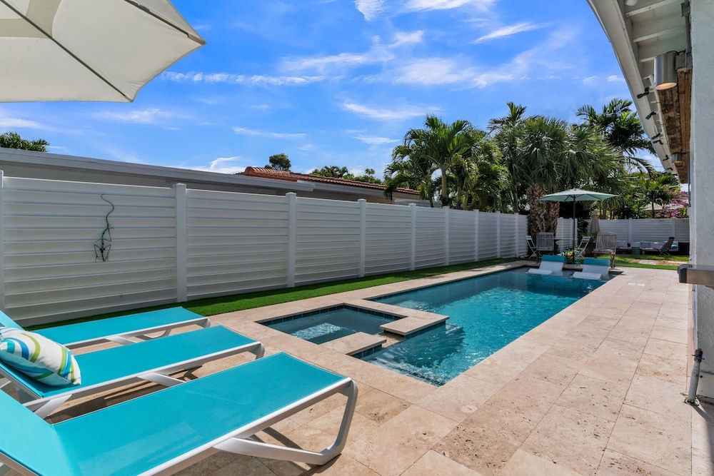 Sandcastles & Sunshine At Towering Palms Of Wilton Manors 3 Bedroom Residence by RedAwning - Image 2