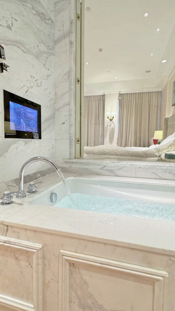 NARADA RESORT SHANGHAI HOTEL Disney Store