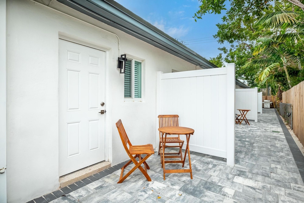 Uhost AI 4-unit Gem Mins to Las Olas Beach