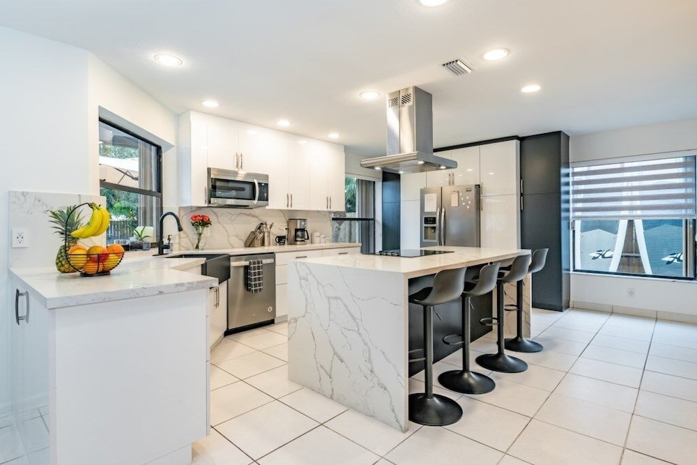 Fox Island Heated Spa- Downtown & Beach 4 Bedroom Home