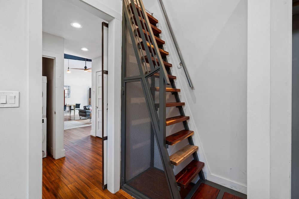 Luxury 7BR Hill Country Gem With Barndominium