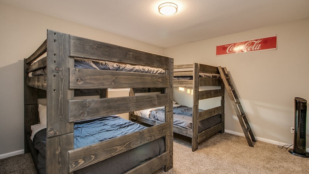 Massive 5 Bdrm Getaway W/pool, Hot Tub, Game Room!