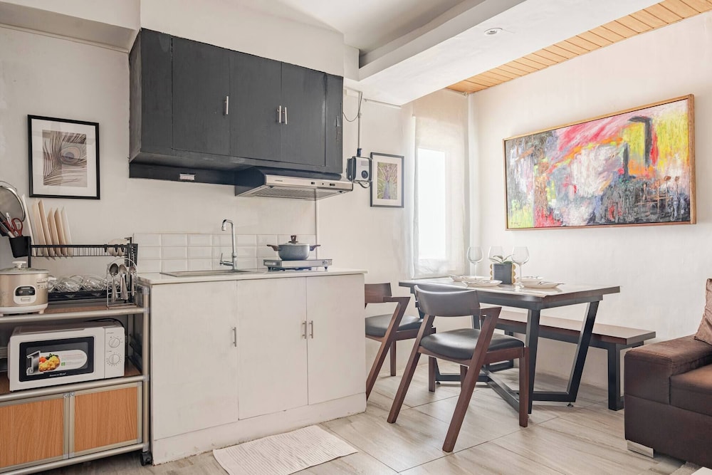 L1 Twin Bed Staycation in Bonifacio Global City