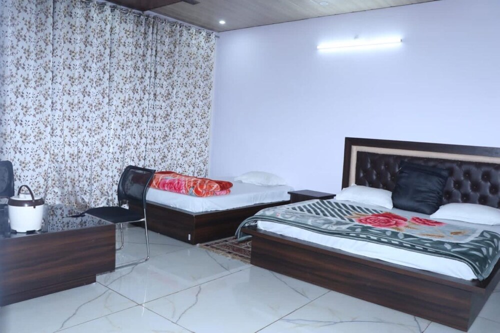 Shri Anand Hotel Berinag