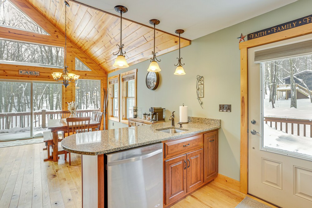 Hike, Ski & Raft: Terra Alta Cabin w/ Large Deck