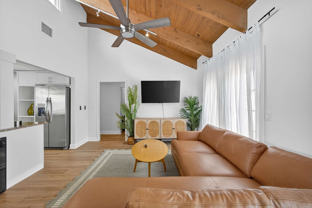 Luxury Meets Paradise Family-friendly 4BR w Pool