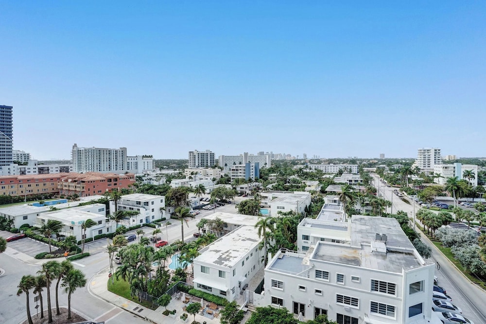 Chic Beachfront Bliss: Your Perfect 1 BR Retreat !