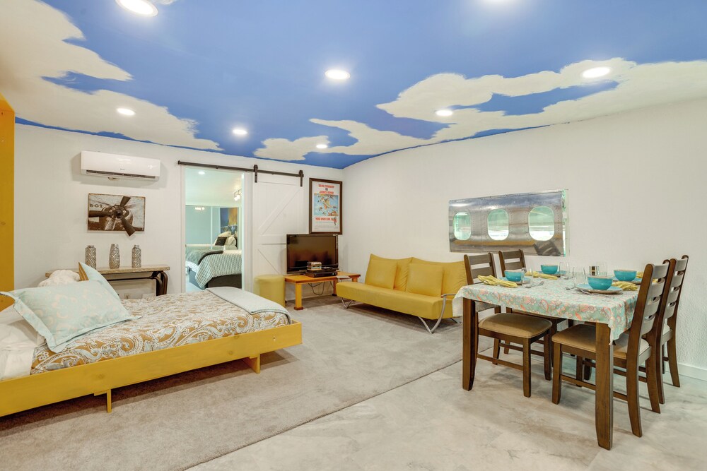 Aircraft Tours! Fly-in Hangar Apt in New Waverly