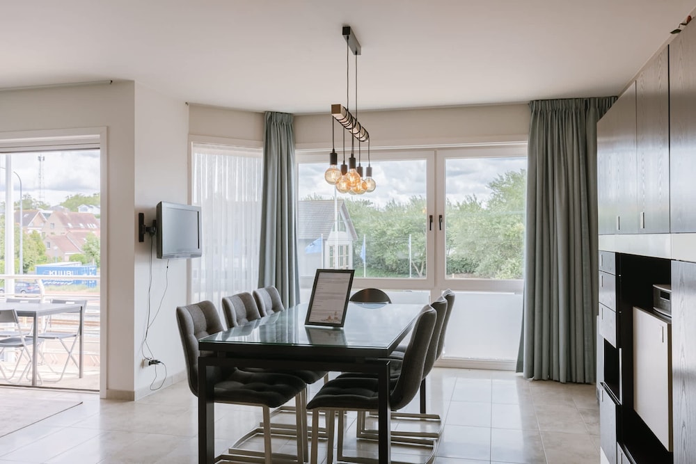 Huswell - Family Apartment With Balcony Near Coast