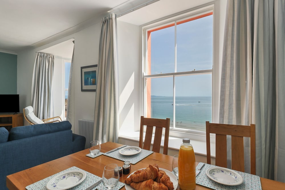 5 Paragon Court - Sea Front Apartment