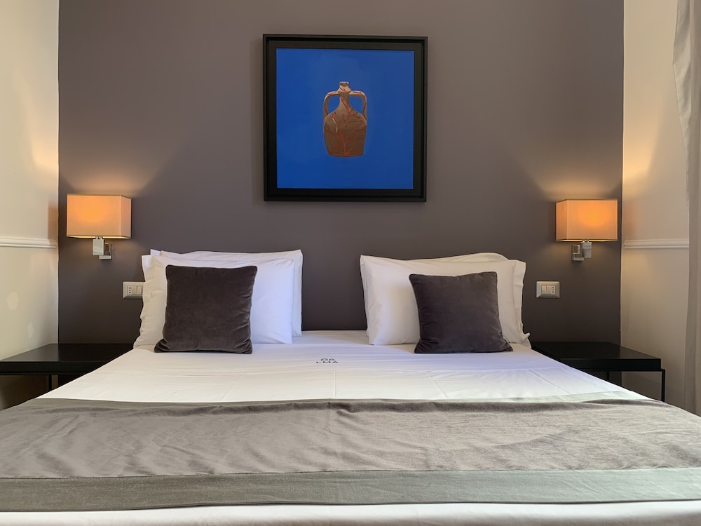 Bed & Sleeping Area