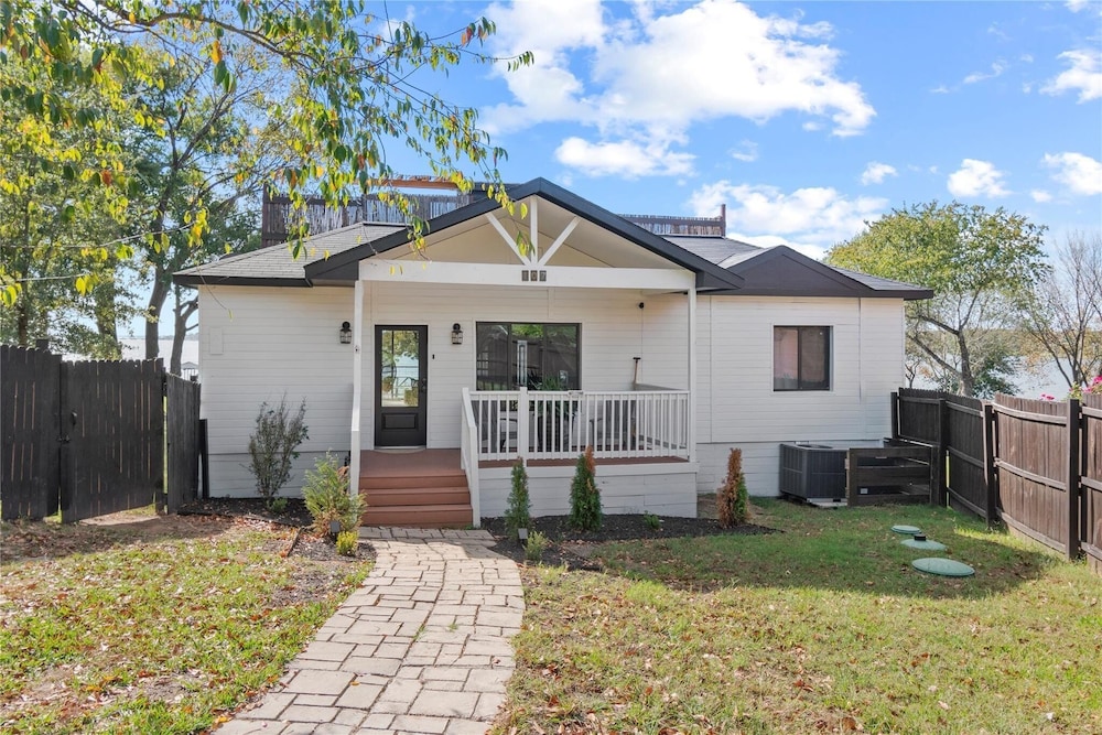 Modern Lakeside Paradise Waterfront + 2 Patios 3 Bedroom Home