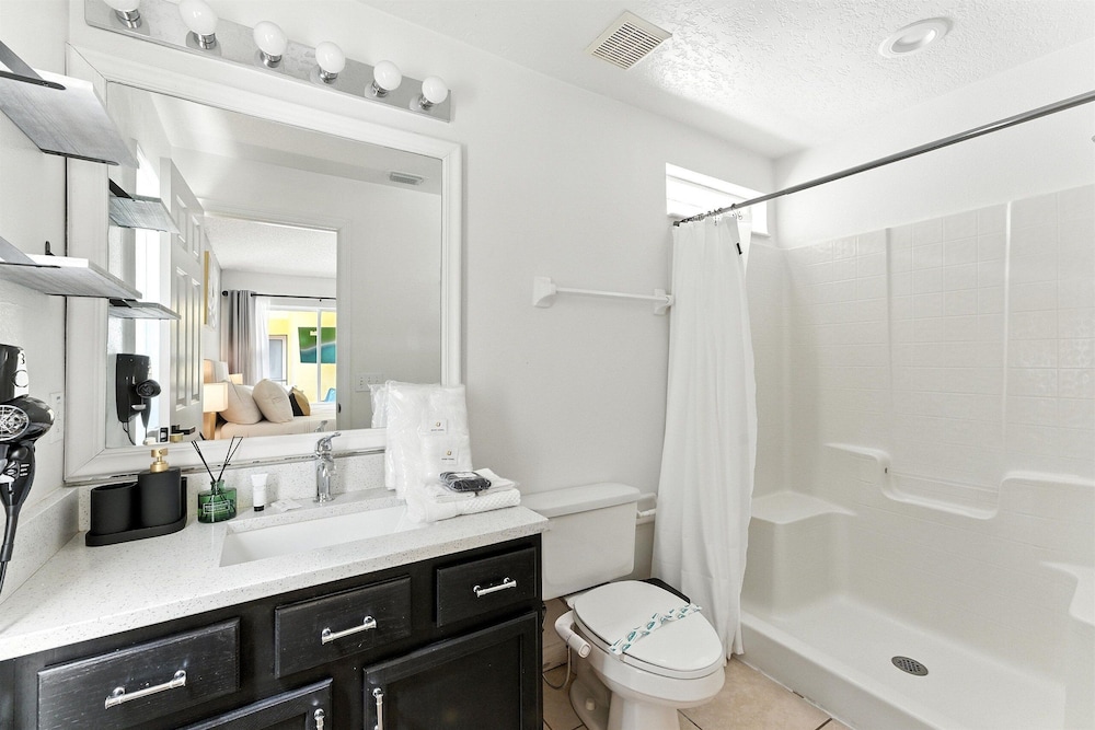 Carpet-free 4BR w/ Pool, 2 Master Bds, Near Disney