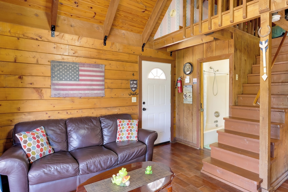 Access to Lake Okeechobee: Cabin w/ Perks!