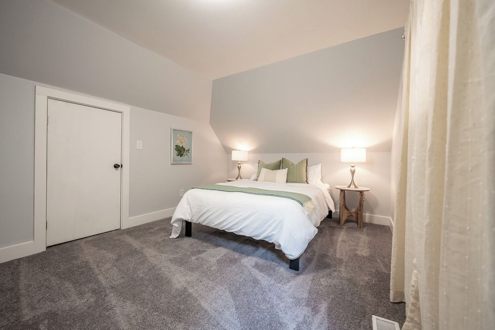 Spacious 5-Bedroom Blue Bungalow