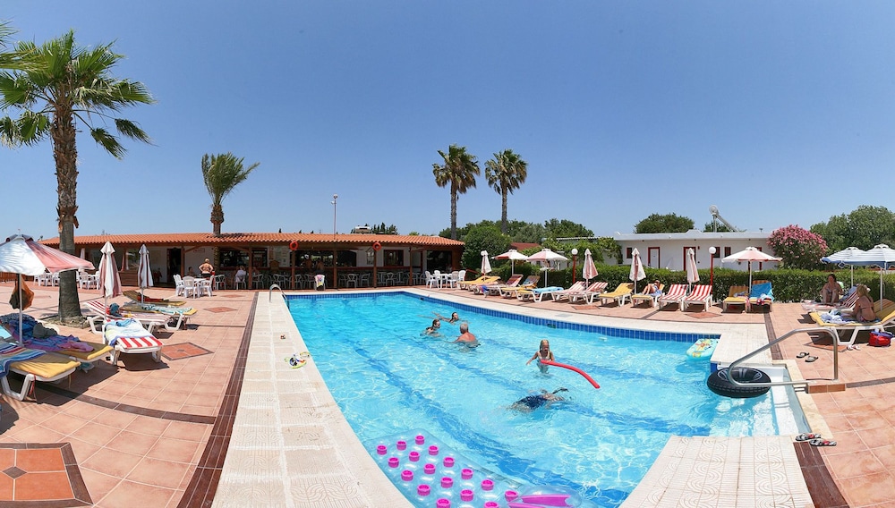 Sandy's Studios Apartments & Log Villas